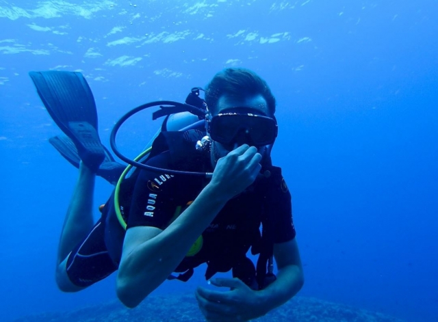Buceador tapandose la nariz